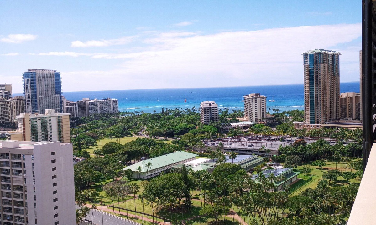 Waikiki Condo | Ocean view Cozy studio condo with gym, AC and kitchenette in Waikiki