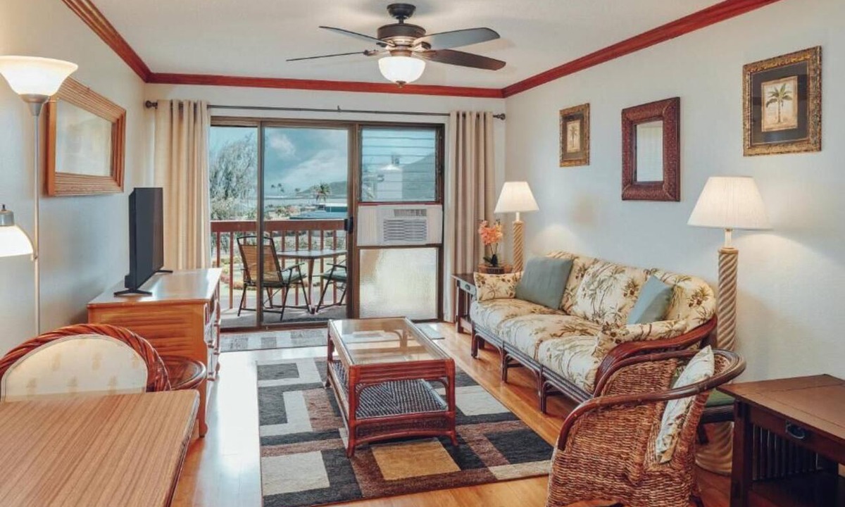 Nawiliwili Apartment | One Room w/Queen Bed | Free Parking | Pool Access | Near Wilcox Rd Beaches