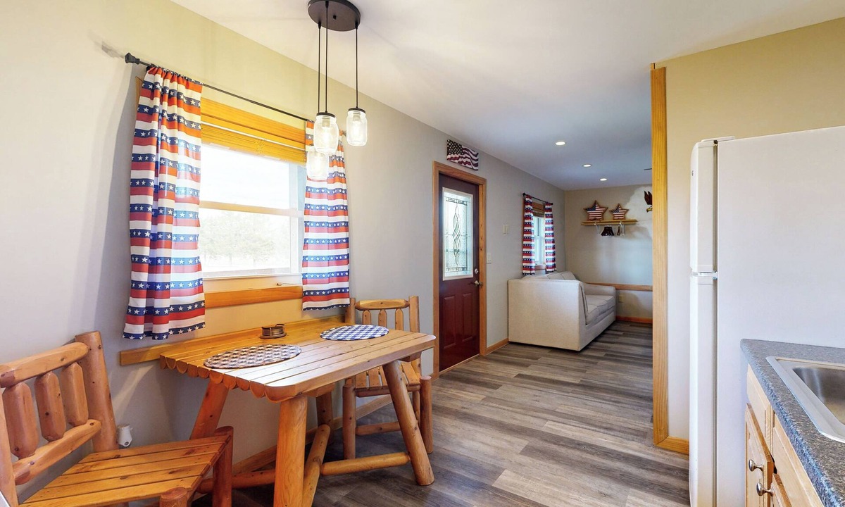 Murphysboro Cottage | Pet Friendly! Countryside Couples Stay in Illinois