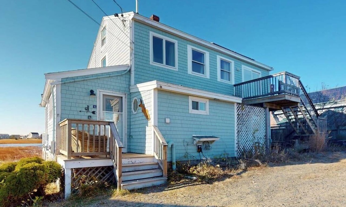 Newbury House | Plum Island Getaway: fishing, swimming, beachcombing or relaxing on the deck
