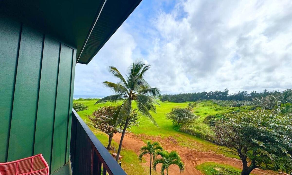 Hanamaulu Apartment | Pristine Retreat at Popular Resort