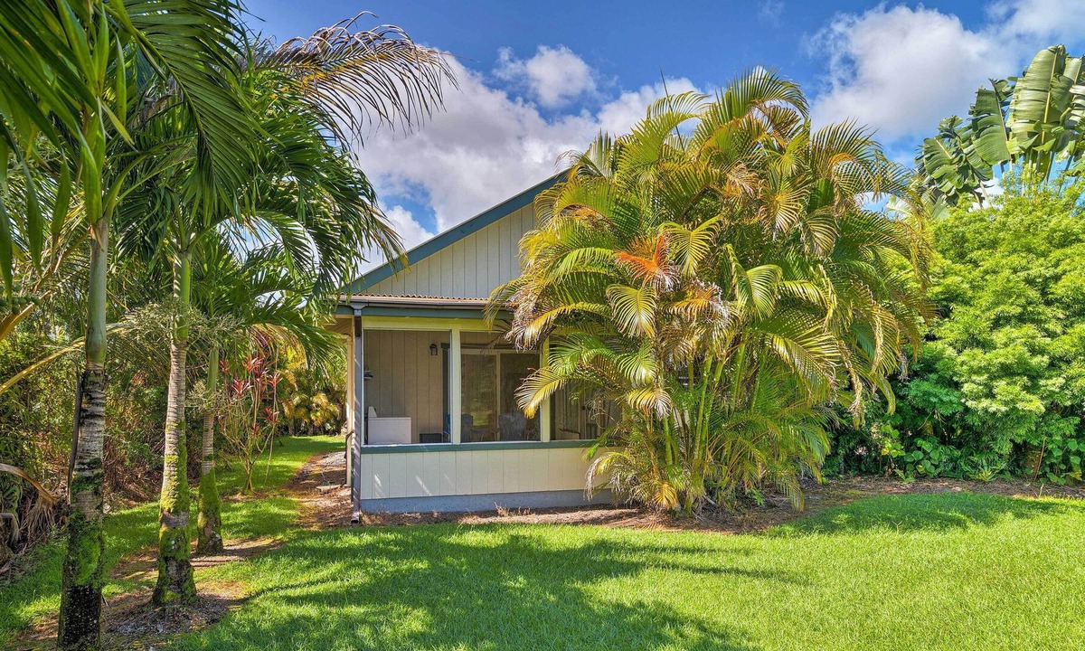 Keaau House | Quiet Tropical Escape w/ Lanai - < 1 Mi to Beach!