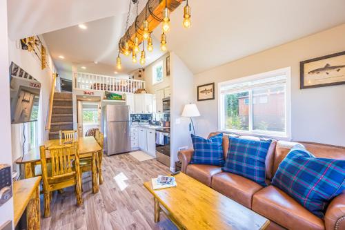 Forks House | Rainforest Tiny Home Retreat Fishing Cabin