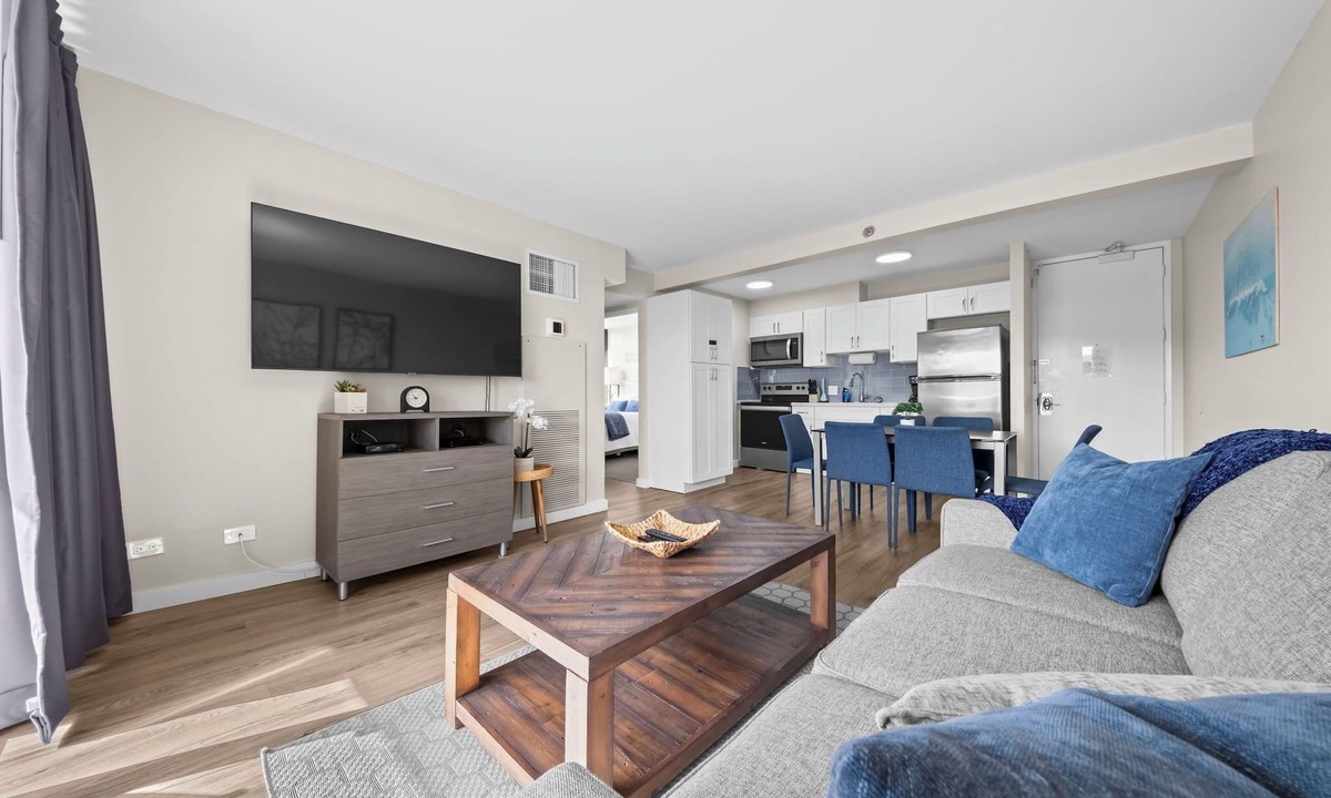 Waikiki Hotel | Renovated - Diamond Head and Ocean Views - FREE Parking - 1 Block to Beach