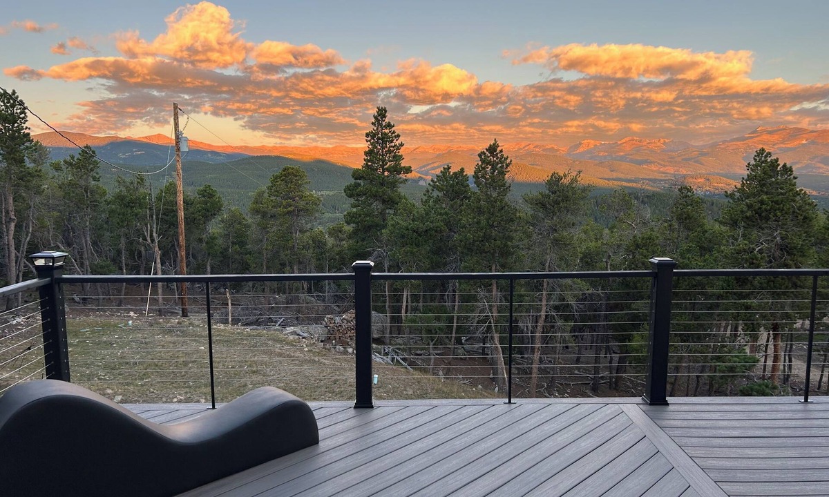 Black Hawk House | Rocky Mountain 3-bedroom house with Spectacular Views and Outdoor Jacuzzi!