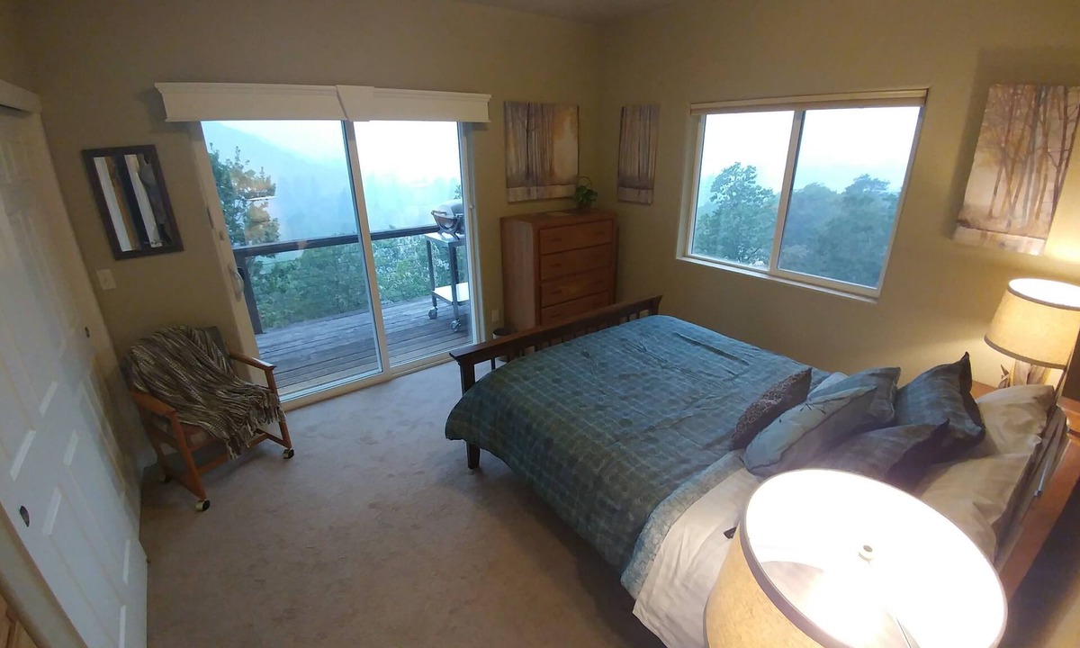 Central Point House | Rogue River Guesthouse: Rural river views near I-5