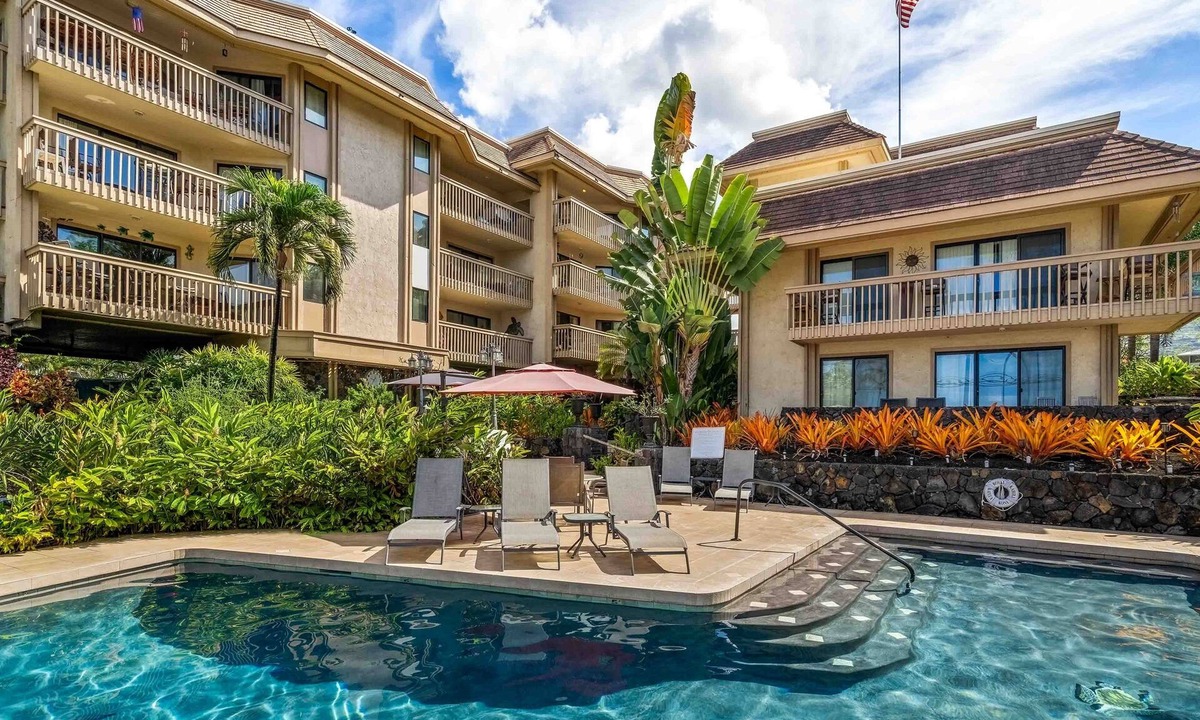 Kailua-Kona Condo | Royal Kahili retreat with pool, hot tub, lanai, & elevator - near beach