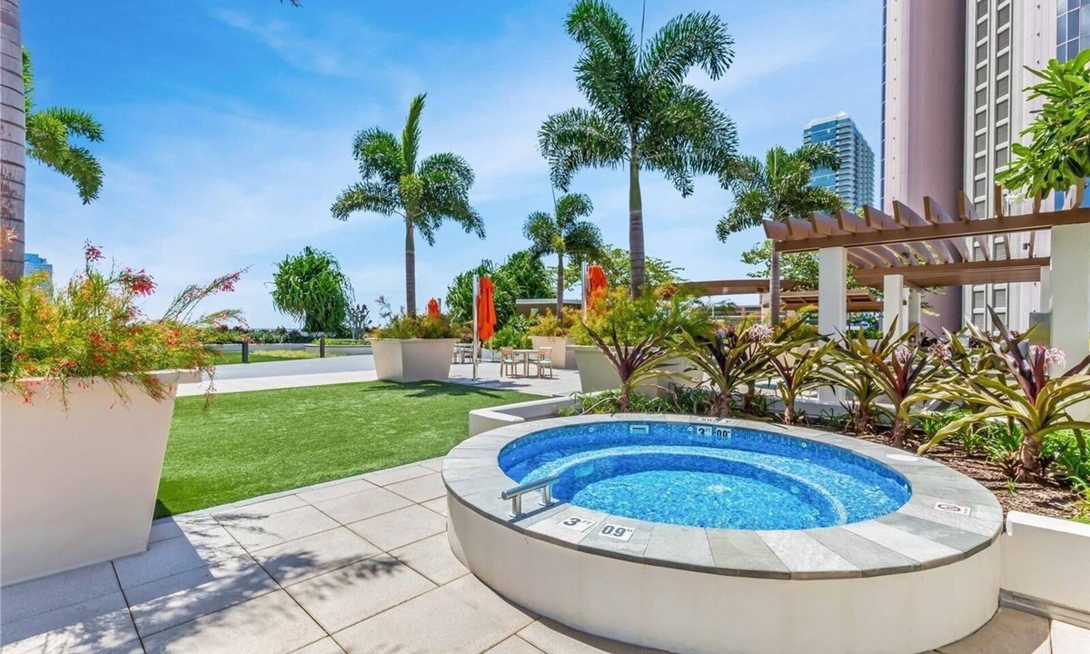 Kaka'ako Condo | Salt at Kakaako Luxury Penthouse - Oceanview, pool, hot tub, parking, 3 minimall