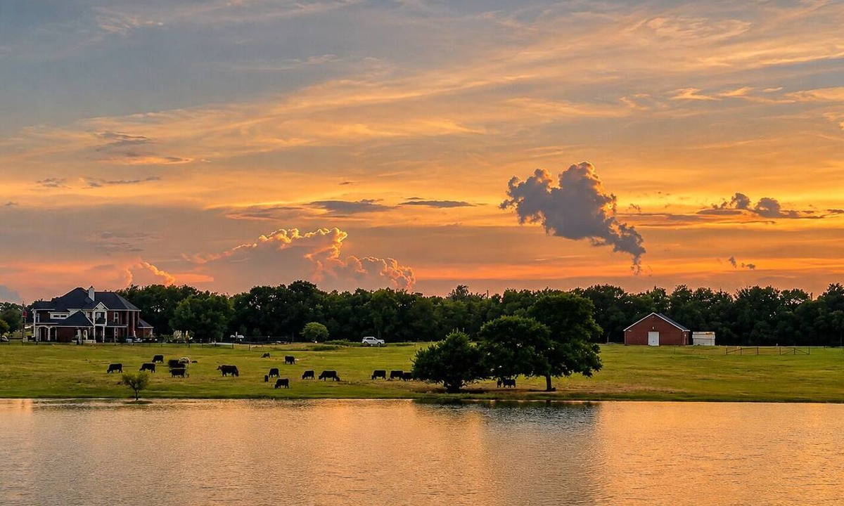 Westminster House | Spacious 18‑Acre Lakefront Farm House Peaceful Sunset Country Escape