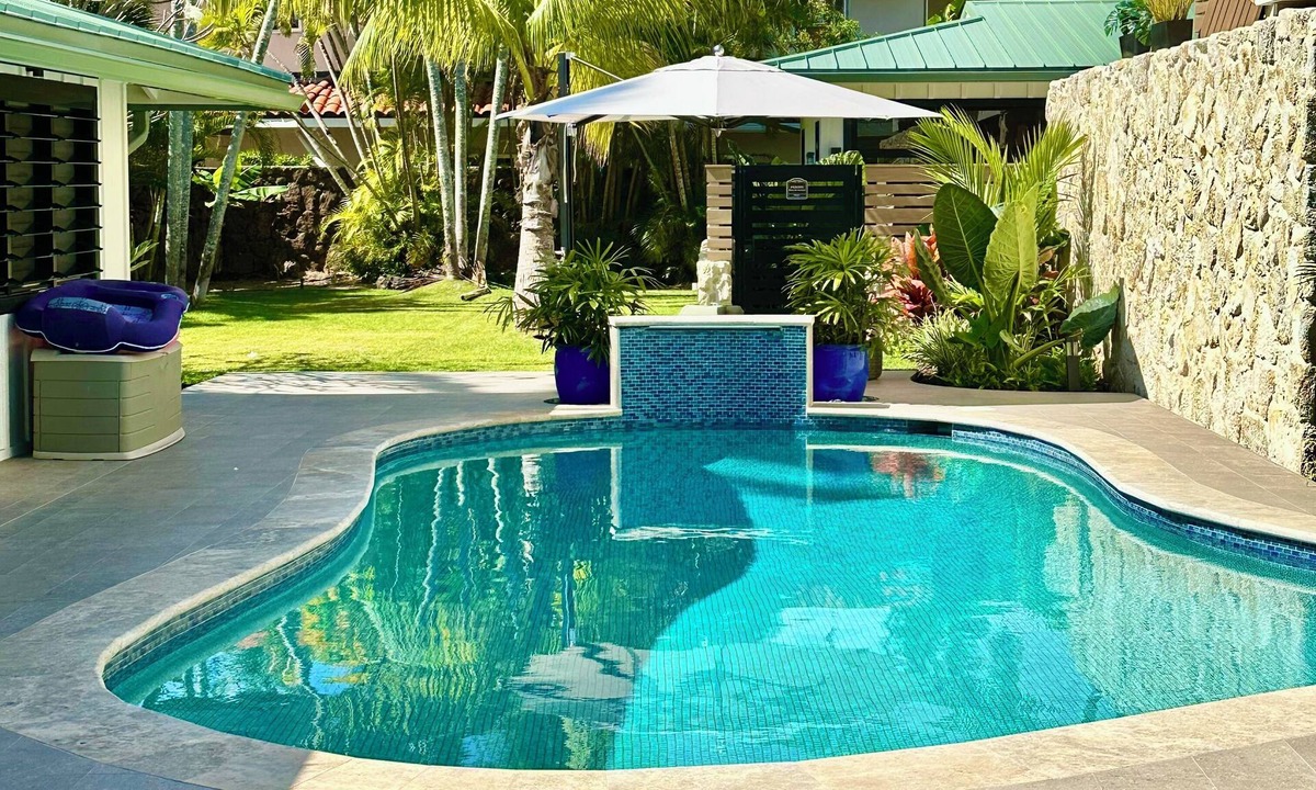 Kailua House | STEPS TO BEACH, PRIVATE STREET, AC, HEATED POOL, CONTACT HOST FOR DESIRED DATES