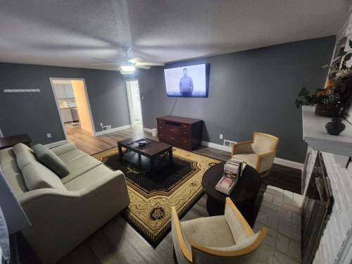 Ellendale House | Stylish 4BR Prime Location Close to All!