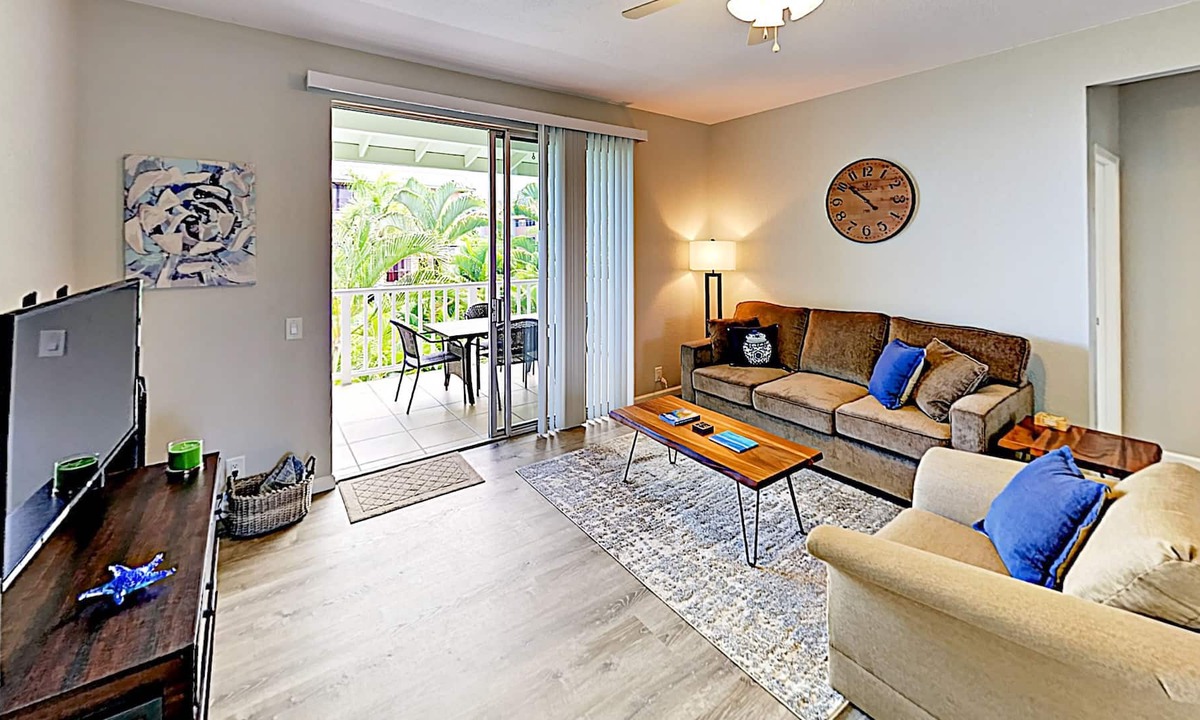 Kahaluu Bay Apartment | Stylish ocean-view apartment with pool & spa - walk to Kahalu’u Beach Park