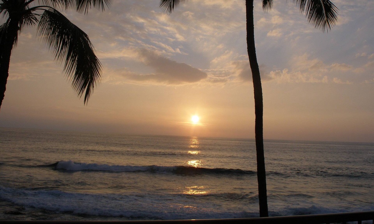 Kailua-Kona Condo | Surfers & Sunsets-Kona Reef Ocean Front Unit - IronMan dates now available
