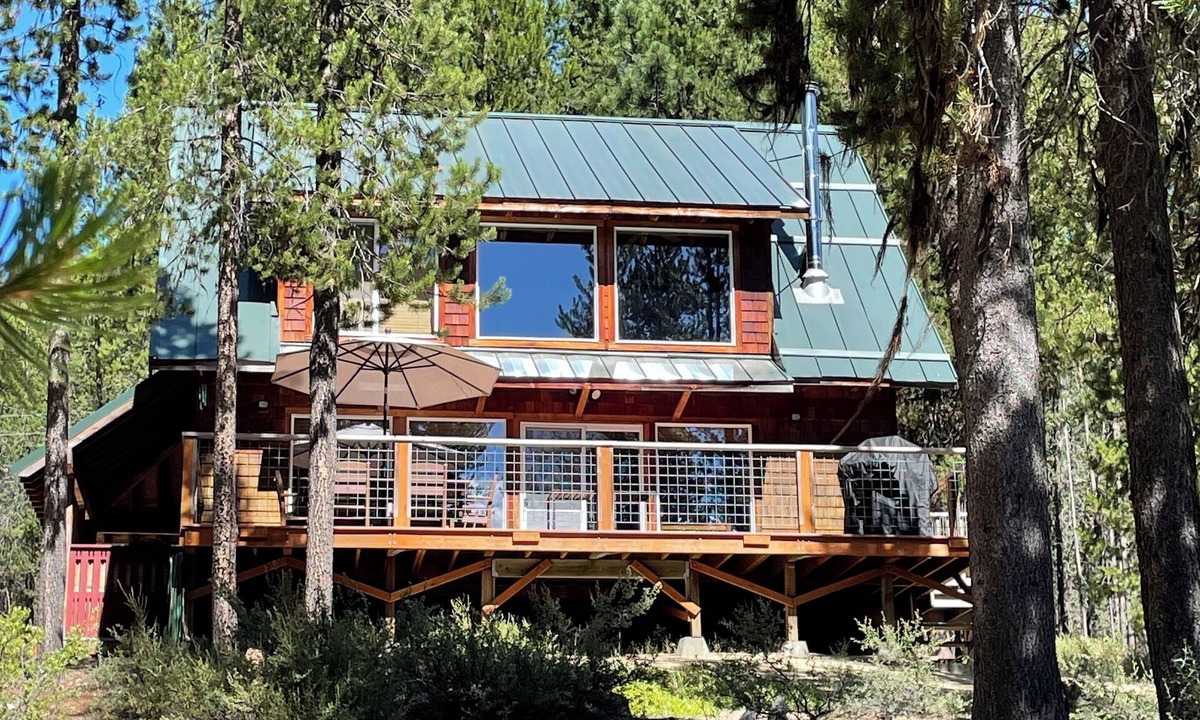 Crescent Cabin | The Cabin at Crescent Creek. Best of the Central Oregon area at Crescent Lake!