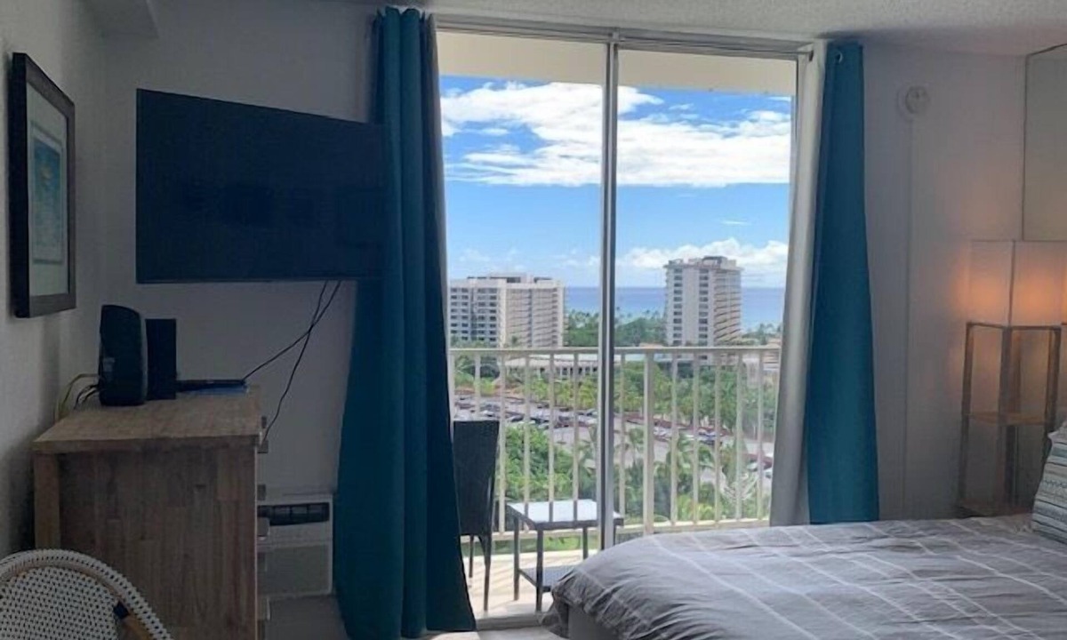 Waikiki Apartment | Tropical Paradise Getaway Ocean & Lush Tropical Views Pool, BBQ & WI-FI Inn on the Park 1503