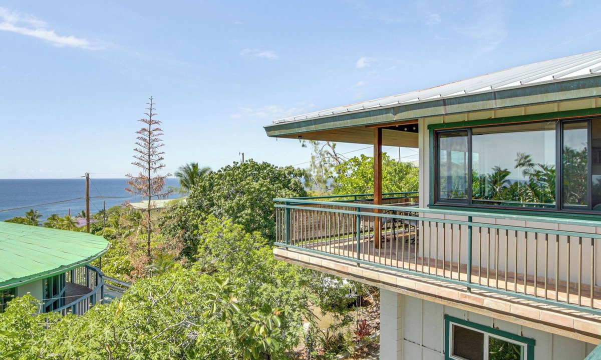 Kona Paradise House | Walk to Beach! Big Island Bungalow w/Ocean View