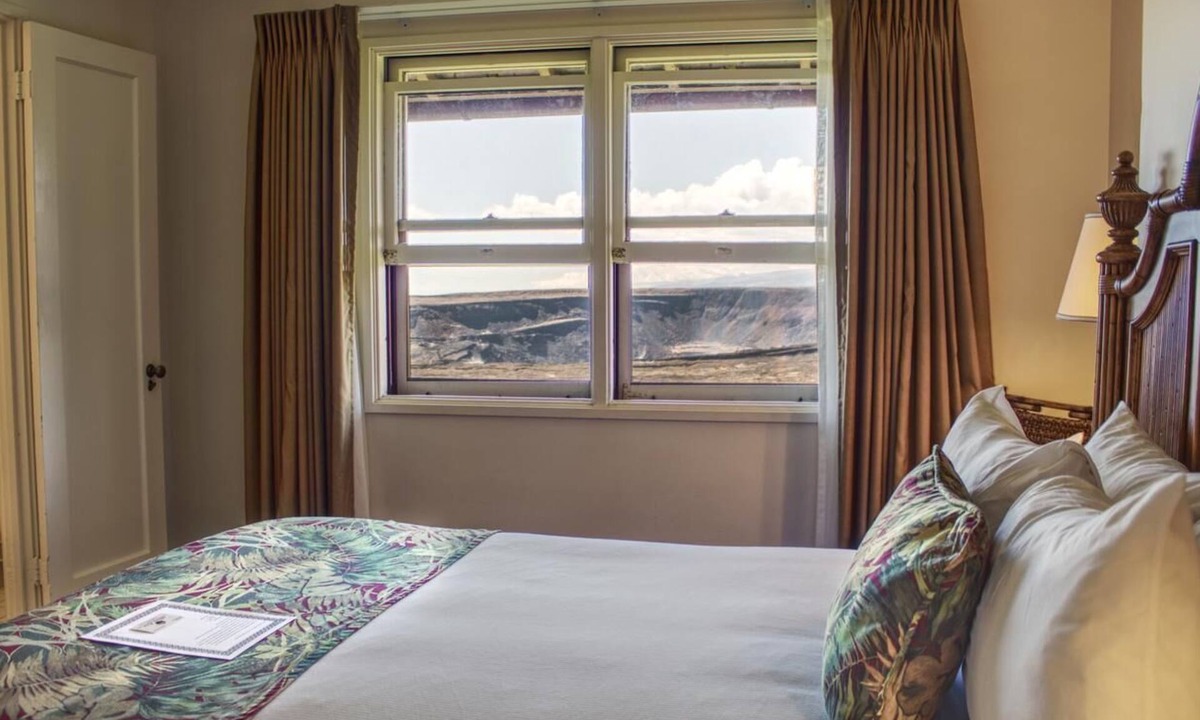 Volcano Hotel | Your Relaxing Getaway! Volcano Crater View King Unit with Free Parking!