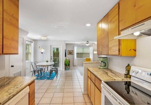 1 Block to Beach & A Street, Atomic Burst 50s Apt in St. Augustine