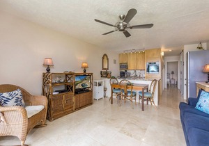 Beachfront condo with ocean views, pool and hot tub summer deals in Wailuku