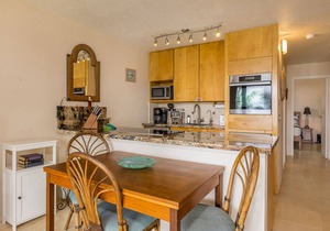Beachfront condo with ocean views, pool and hot tub summer deals in Wailuku
