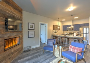 Caverns Village Condo #207, Steps from Iron Mt. Hot Spgs, Near Gondola & Downtwn in Glenwood Springs