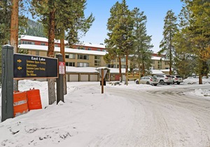 Corner condo w/ Keystone & lake views plus shared pool, hot tub, & gym in Keystone