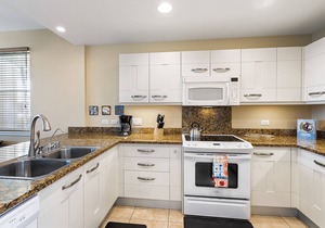 🏖️Kona Townhome w/Ocean Views, Central A/C, Pool + Hot Tub