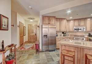 Luxury Ski in Ski out Condo/Pool and Hot Tub Access/Private BBQ in Keystone