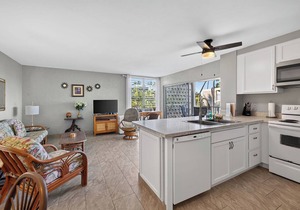 🌴Newly updated ocean view condo located close to the ocean🌴