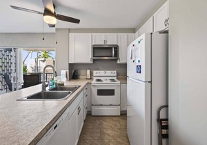 🌴Newly updated ocean view condo located close to the ocean🌴