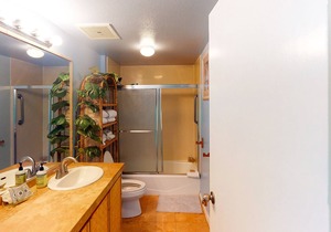 Oceanfront home w/views of Wailua Bay, WiFi, shared pool, balcony, private W/D