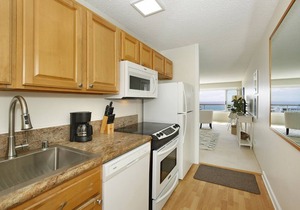 Panoramic Oceanfront & Diamond Head views, just steps to beach. FREE Parking!