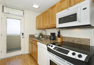 Panoramic Oceanfront & Diamond Head views, just steps to beach. FREE Parking!