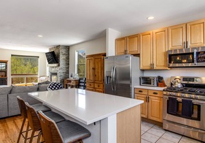 Prospector Village getaway with mountain views & deck in Silverthorne