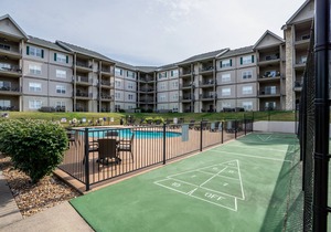 Queen Suite Near Hwy 76 Close to Shows Sleeps 2 in Branson