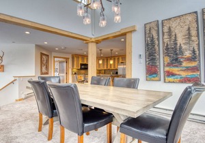 Spacious 3BR Mountain Lodge Stone Fireplace Vaulted Ceilings & Mountain View in Vail