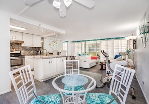 Top Remodel of a gorgeous Diamond Head Oceanfront Lanai Condo - Sleeps 4