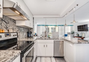 Top Remodel of a gorgeous Diamond Head Oceanfront Lanai Condo - Sleeps 4