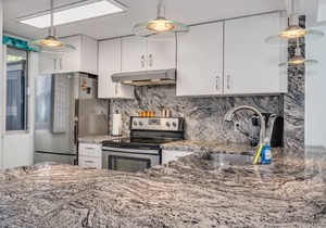 Top Remodel of a gorgeous Diamond Head Oceanfront Lanai Condo - Sleeps 4