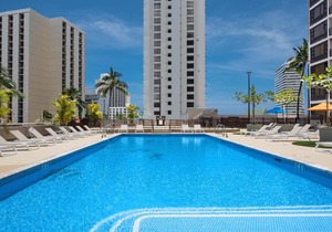 Waikiki Banyan condo with lanai & pool in Honolulu
