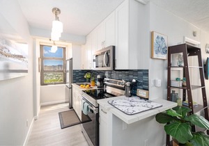 Waikiki Banyan condo with lanai & pool in Honolulu
