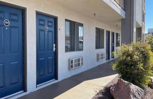 Barstow Apartment | 1 King Bed|Non-Smoking,Micfridge