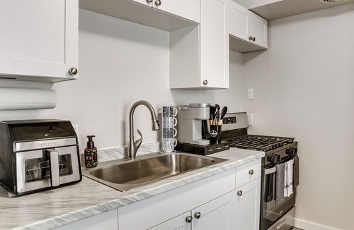 Hilo Condo | < 1 Mi to Dtwn Hilo: Comfy Condo w/Pool Access
