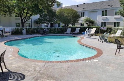 Plano Apartment | 1 Queen Bed | Smoking