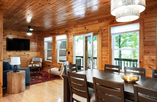 Allons Cabin | 12 Person Rustling Pine Lodge 15 - 2 Floors, 3 Bedrooms, Full kitchen