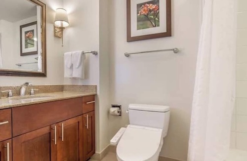 Waikiki Resort | 2/2 HGVC Lagoon Tower Beachfront Resort and Spa