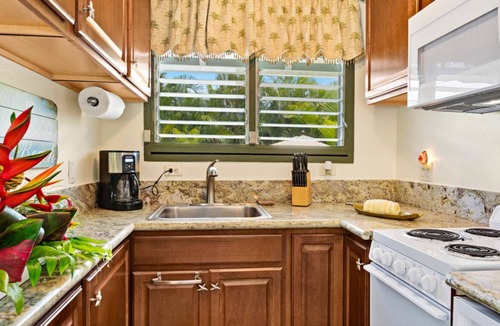 Waimanalo Beach Cottage | 2 Bedroom Cottage With Hot Tub