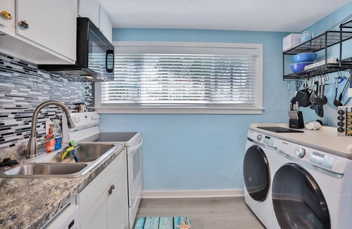 South Peninsula Historic District House | 2-Min Walk to Beach, 3 Cars, 3BR Family Escape walkable to Boardwalk