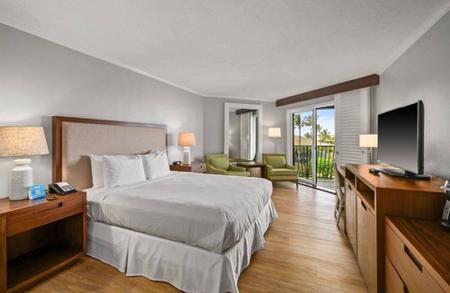 Hanamaulu Hotel | 3 Resort Rooms at Beachfront. Resort Amentities. Sleeps 11