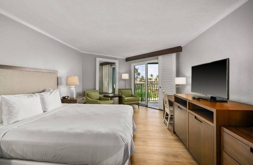 Hanamaulu Hotel | 3 Resort Rooms at Beachfront. Resort Amentities. Sleeps 11